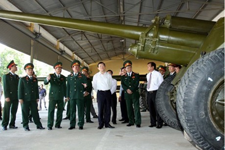 President Truong Tan Sang visits units of Military Zone 7 - ảnh 1